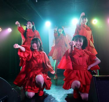 「九州女子翼」のライブ力を全開で楽しめる新たな東京定期「エモい女子翼」がスタート。持ち歌の魅力を120％引き出すパフォーマンス